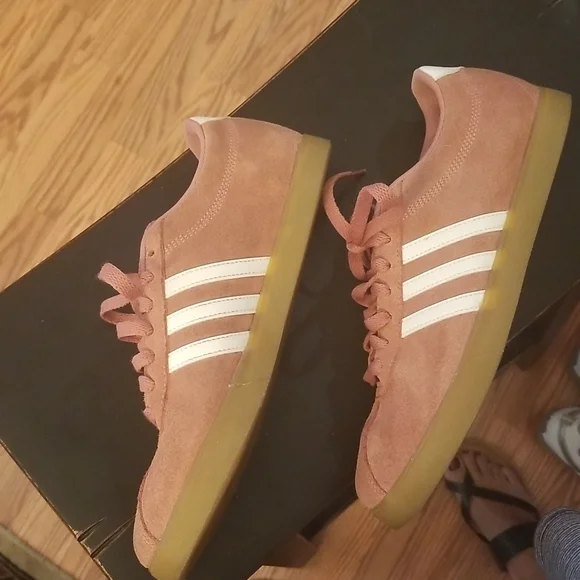 Womens shoes - Picture 2 of 5